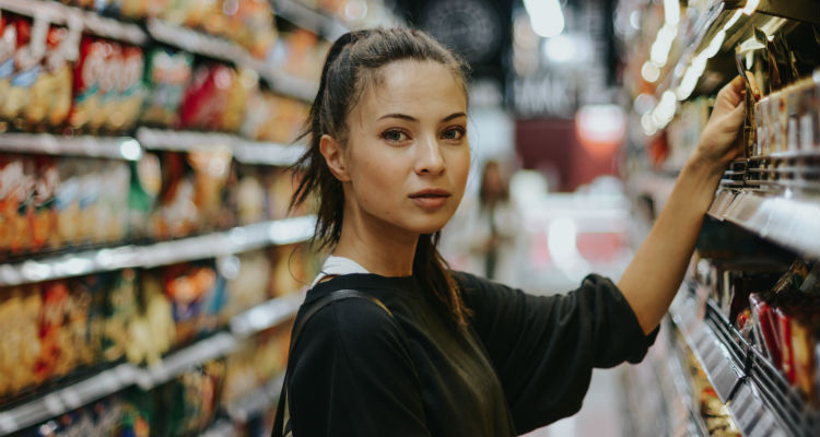 Mulher no supermercado