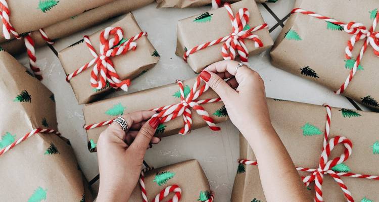 Mulher a desembrulhar as compras de natal